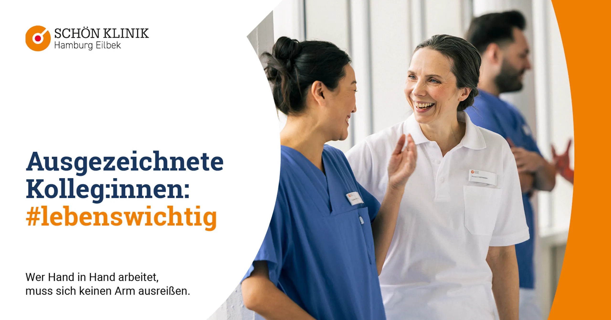 Eine Ärztin in weißem Poloshirt hat den Arm um eine asiatische Pflegerin gelegt. Diese trägt einen blauen Kasack, im Hintergrund ist noch ein Pfleger in der Unschärfe. Alle stehen hintereinander an einer hellen Fensterfront. Das Foto ist in einer Anzeige für die Schön Klinik Gruppe.