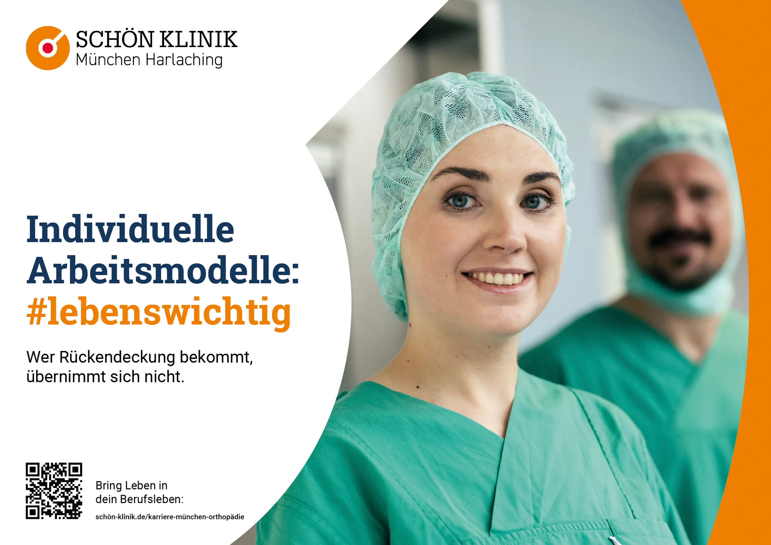 Eine junge OP Schwester mit Haube und grüner OP Kleidung lacht in die Kamera. Im Hintergrund unscharf ein Mann in grüner OP Kleidung und der OP Tür. Das Bild ist in einer Anzeige der Schön Klinik für die Karriereseiten mit Text und Logo.