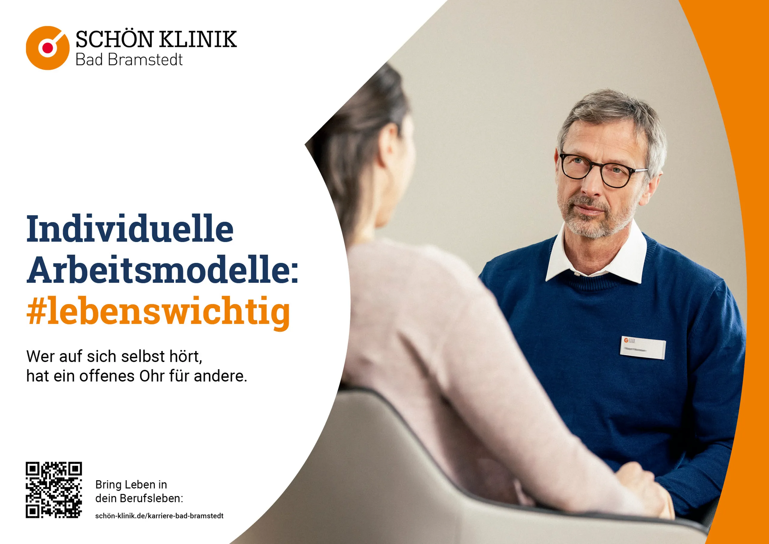 Eine Therapeut mit grauem Haar und Bart, trägt einen dunklen Pullover. Er hört einer Frau mit hellem Shirt aufmerksam zu. Diese ist nur im Anschnitt und unscharf zu sehen. Das Foto ist Teil einer Anzeige für die Schön Klinik Gruppe.