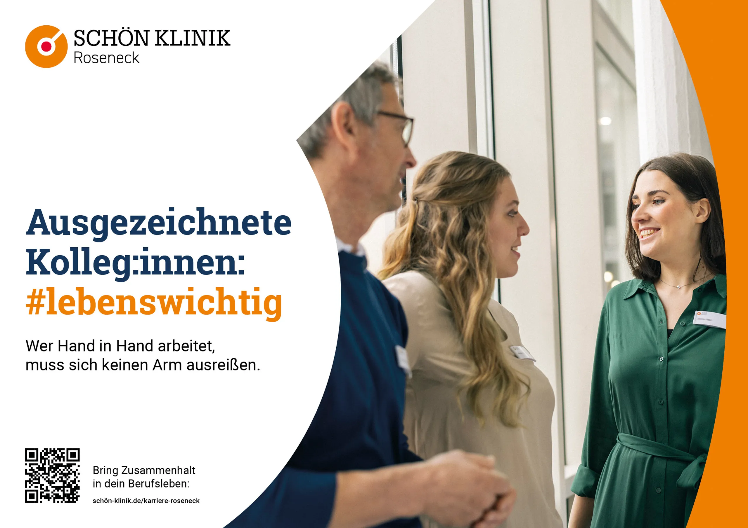 Ein Mann im Anschnitt und eine Frau mit langen Haaren daneben, hören einer Frau zu, die eine grüne Bluse trägt. Sie stehen an einem Fenster. Das Foto ist Teil einer Anzeige für die Schön Klinik Gruppe.